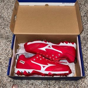BRAND NEW Mizuno softball cleats